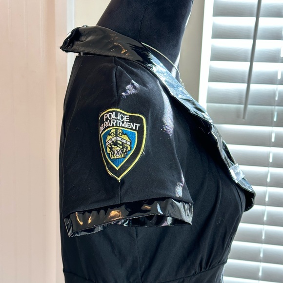 Spirit of Halloween police woman costume - Picture 6 of 16